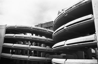 Créneaux
Parking du centre commercial les "arcades" à Noisy le Grand.
A côté des palais d'Abraxas.

Pentax LX - smc-m 28/2.8 - Foma 400
Mots-clés: Parking
