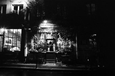 Chaussettes noires
Ile de la cité

Pentax LX - smc-m 28/2.8 - Rollei Retro 100
Mots-clés: Paris - Bistrot - Nuit