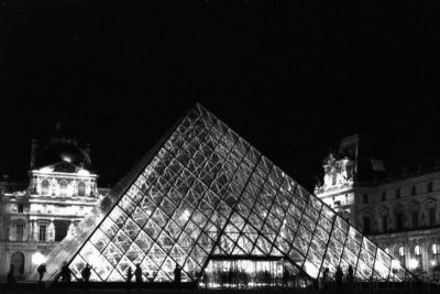 Pyramide du Louvres
Photo trés classique, mais qui sort bien.

Pentax LX 50/1,7 Foma 400
Mots-clés: Louvres - Paris - Architecture - Nuit
