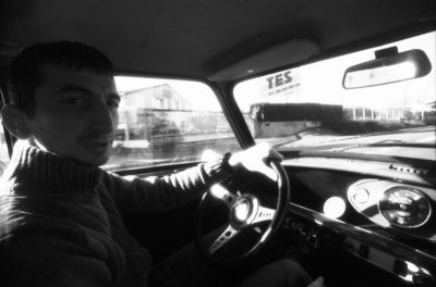 La Grinche au volant
Voici l'éminent Modo La Grinche au volant de sa trés sympathique mini vintage.

Vous noterez que cette photo est prise au 17mm d'où une déforamtion importante de son visage (surtout de son oreille, exagérement grossit par le bord de l'objo).

Pentax LX Soligor 17/3,5 Foma 400
Mots-clés: La Grinche - Mini