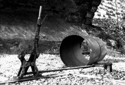 Brazero
Un aiguilleur sur la petite ceinture, niveau porte de Briançon.

Pentax LX - 50/1.7 - Foma 400
Mots-clés: Train - Petite Ceinture - Paris