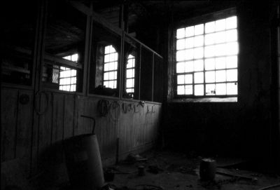 Sombre atelier
Pentax LX - cosina 28-70/4 - Foma 400
Mots-clés: Friches industrielles