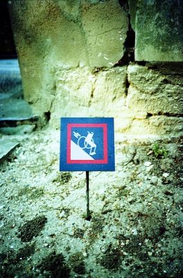 Chaussée glissante
Un panneau insolite.

Olympus XA - Solaris 100
Mots-clés: Insolite