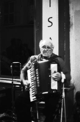 L'accordéoniste 2
Fête de la musique 2007.
Montmartre.

Pentax LX - SMC-M 50/1.7 - Neopan 1600 
Mots-clés: Paris - Nuit - Montmartre - Concert