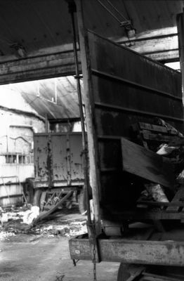 Chars
Un batiment où se trouvait entre autre  des restes de chars de carnaval.

Pentax LX - smc m 50/1.7 - Foma 400
Mots-clés: Friches industrielles