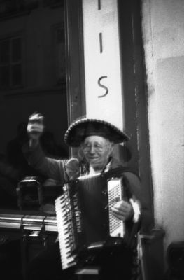 L'accordéoniste
Fête de la musique 2007.
Montmartre.

Pentax LX - SMC-M 50/1.7 - Neopan 1600 
Mots-clés: Paris - Nuit - Montmartre - Concert