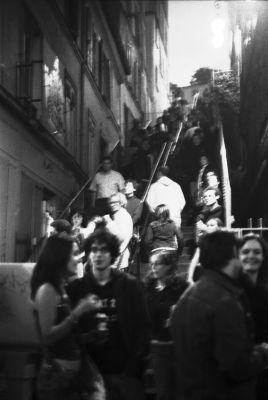 Sans titre
Fête de la musique 2007.
Montmartre.

Pentax LX - SMC-M 50/1.7 - Neopan 1600 
Mots-clés: Paris - Nuit - Montmartre