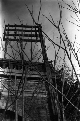 Pylone
Un petit peu de sous developpement sur les côtés d'ou ces effets bizarres

Pentax LX - smc m 50/1.7 - Foma 400
Mots-clés: Friches industrielles