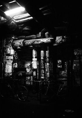 Vélo dans la ville
Squat d'artistes des frigos, Paris. 

Pentax LX - SMC-M 28/2.8 - Neopan 1600 
