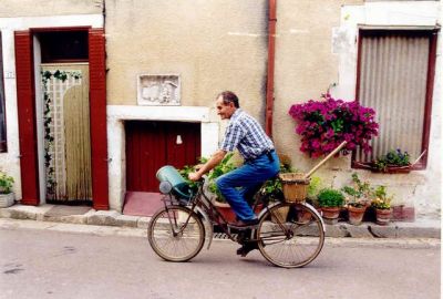 Le retraité en vélo
Edmond.

Quand j'ai vu ce retraité partir au jardin, je n'ai eu qu'une idée en tête. il a bien voulu jouer le jeu...
 Merci Edmond
