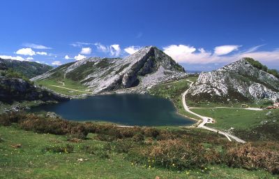 Lac Enol-Asturias-Espagne
Premier des deux lacs de Covadonga (~1400m)
Pentax mz50-Sigma 17-35mm-Provia 100F et filtre polarisant.
