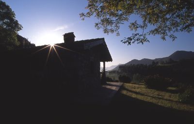 El corberu-Asturias-Espagne
Casa de Aldea (gîte rural) dans le levant.
Pentax mz50-Sigma 17-35mm-Provia 100F.
