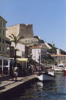 Citadelle de bonifacio depuis le port
Bonifacio/corse/FujicaST605N/reala100
