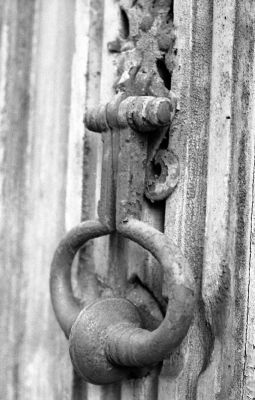 Poignée rue de la barrière
fujica 605 stn /pentacon 50mm f1.8 /triX400 / ID11
