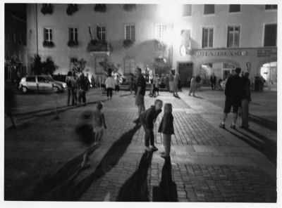 Soir de fête
Un soir d'été, un orchestre sur la place, j'ai aimé ces petits groupes éparpillés, l'attitude des deux enfants et les ombres créées par les projecteurs.
Olympus XA2, rollei rétro 400, Rodinal.
Mots-clés: ville nuit