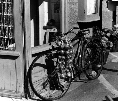Vélo de vendeur d'oignons
Vélo vu ?  Roscoff. (Autrefois les habitants partaient vendre leurs oignons sur les routes anglaises)
Minolta X 300, objectif rokkor 1,4 / 58, film Rollei rétro 100.
