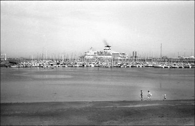 La plage au bord du port
Mots-clés: plage bateau port mer
