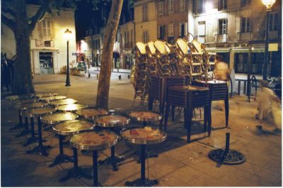 Dijon la nuit
Eos 33, fuji superia 400. Fatigué, sans pied (vers 1/15ème), donc flou (pas trop ?). Mon gamin, sur la droite n'est pas fatigué, lui !
