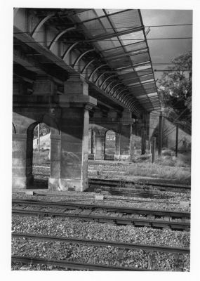 Le "passage supérieur" ?  Vitry le François...vu d'en dessous.
Canonet GIII ql 17, HP5+
Fin d'après-midi orageuse
