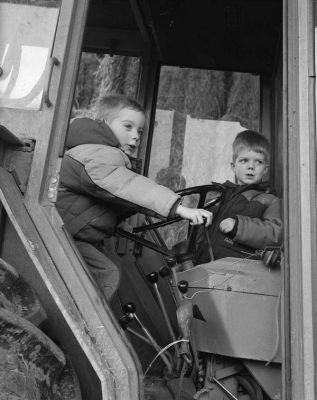 Au boulot !
Yashica A (moyen format), hp5+, recadré.
