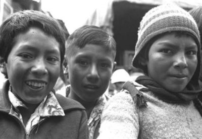 Los tres
Enfants péruviens illustrant les attitudes devant l'étranger, confiance, doute et crainte .....
Mots-clés: enfants, perou