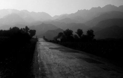 En bord de Pacifique sur la route de Canete au Pérou
Une vision courante des pré Andes avec  une succession de sommets se perdant dans les infini nuances de gris
Mots-clés: perou,costa,canete,lima