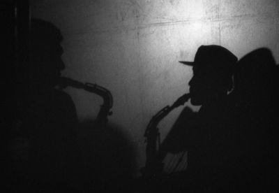 Bandas
Une ombre portée sur un drap d'un saxo de bandas au sud du Perou du coté d'Aréquipa
Mots-clés: saxo, perou, musicien