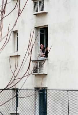 A la fenêtre
