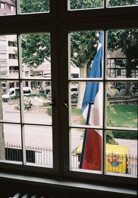 fenêtre et drapeau
