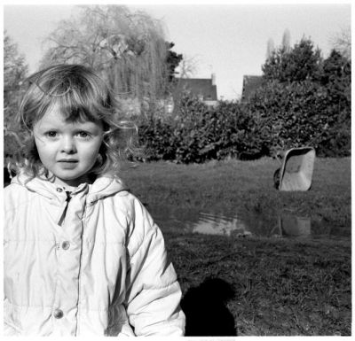 Petite fille au jardin public
