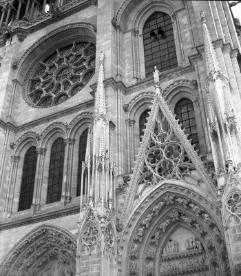 collégiale de Mantes la Jolie
yashica Mat 124G - Kodak panX 125 - Brut de scan compressé
