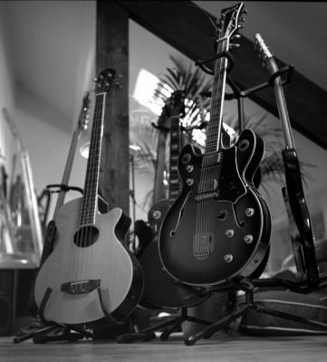 guitares1
yashica mat 124G - kodak 125 PX
