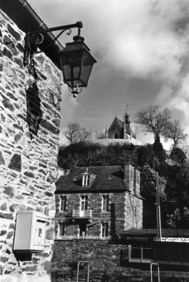 La Roche Derrien (22) - vue sur la chapelle et la motte féodale
