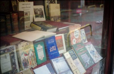 Une rue et des livres
Réalisé avec le Yashica Electro 35 GTN ?  Istanbul en Octobre 2006
Mots-clés: Istanbul livres rue reflet