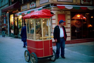 Vendeur de Simit
Réalisé avec le Yashica Electro 35 GTN
Mots-clés: Istanbul-Simit