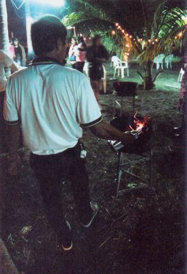 Barbecue
Vous ne pouvez pas passer a Taiwan sans un bon barbecue sur la plage. La technique d'allumage est assez speciale, ici au chalumeau, mais generalement ils font des constructions de charbon, puis allument une sorte de pastille de gel dessous, qui va consummer le charbon directement, les aliments sont faits sur le feu vif, eventuellement sur un papier d'alu, tous badigeonnes de la meme sauce qui fait perdre le gout des aliments, hmm.... Enfin bref, c'est le barbecue Taiwanais...
