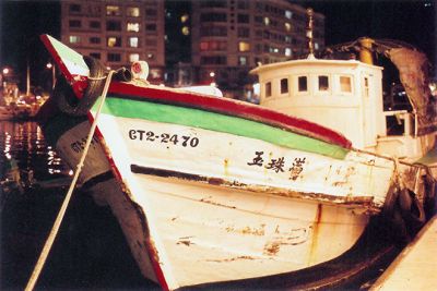 Chalutier
Bateau traditionnel de peche, tout bois, part pecher a la tombee de la nuit (vers 16h30/17h) et reviens a 4h alimenter le petit marche local.
