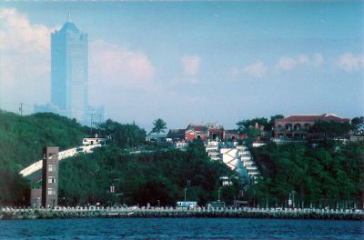Consulat britanique
Vue depuis la digue d'entree au port, la tour rouge est l'entree de ma fac, la grande tour bleue est le plus grand building de Kaohsiung (la ville) et le batiment rouge sur la colline, l'ancien consulat britanique maintenant restaurant et lieu d'expositions artistiques
