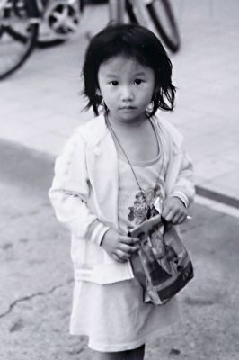 Happy meal
Pas assez d'ouverture pour flouter le fond, alors je l'ai prise de plus haut que la petite fille... Elle est aussi pas tres nette, desole.
