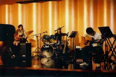JMAC basse, batterie + invite a la guitare
Groupe de 5 filles, piano, basse, batterie, clavier, chanteuse, et 1 garcon au saxo, clavier.

Ici basse, batterie + invite a la guitare
