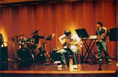 JMAC saxo, batterie + invite a la guitare
Groupe de 5 filles, piano, basse, batterie, clavier, chanteuse, et 1 garcon au saxo, clavier.

Ici saxo et batterie + invite a la guitare.
