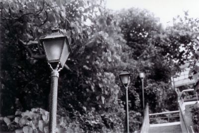 Lampadaires
Pas assez d'ouverture pour flouter davantage le fond...

Fujipan 100
