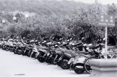 Scooters
C'est ce que vous verrez le plus a Taiwan, des scooters... La chine c'est le velo, Taiwan les scooters... Il y a plus de scooters que d'habitants !
