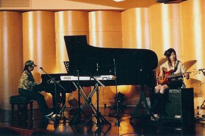 JMAC piano et basse
Groupe de 5 filles, piano, basse, batterie, clavier, chanteuse, et 1 garcon au saxo, clavier.

Ici piano et basse.
