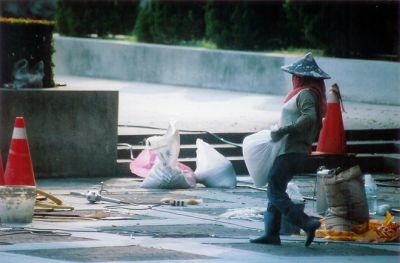 Porteuse de ciment
Travaux a la fac, la majorite des travaux lies a la route et a l'infrastructure etant accomplis par des femmes...
