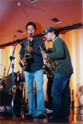 Jmac saxos
Saxo (droite) + invite (gauche)

50mm Fujipress 800
