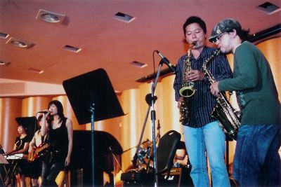 Jmac ensemble
Manque le piano a gauche, la batterie planquee derriere l'invite au saxo (gauche) et les claviers cachee derriere le saxo (droite).

50mm fujipress 800
