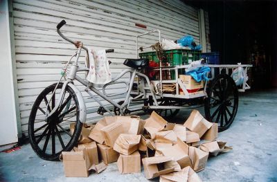 Tricycle
Tricycle d'un recycleur, metier tres courant a Taiwan. Ils parcourent la vilel a la recherche de tout ce qui est recyclable, chacun ayant un territoire et un horaire assigne. Attention a ne pas trainer sur le territoire d'un voisin a la mauvaise heure...
