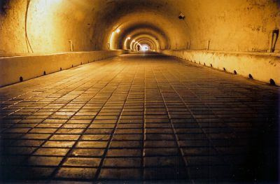 Tunnel
Tunnel pieton entre la fac et la ville, qui passe sous la montagne...

Fujipress 800 24mm
