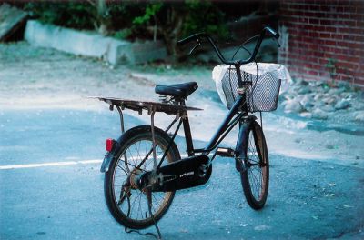 Velo pratique
N80 70-300 fujipress 800

Dominante bleue (peut etre due au depassement de date de la pellicule), il y aussi une sorte de halo tout autour du velo, je ne sais pas d'ou ca vient vu que la photo est nette, ou peut etre un bouger tres rapide vers la fin de pose, parceque j'ai expose genre 1/6 sec. a main levee...
